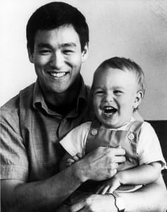 Young Brandon Lee with father Bruce. image via es.wikipedia.org