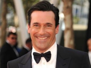 An image of Jon Hamm at the Oscars in a suit and tie.